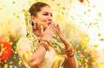 Sunny Leone makes heads turn with her traditional Avatar; dons Kerala Kasavu saree